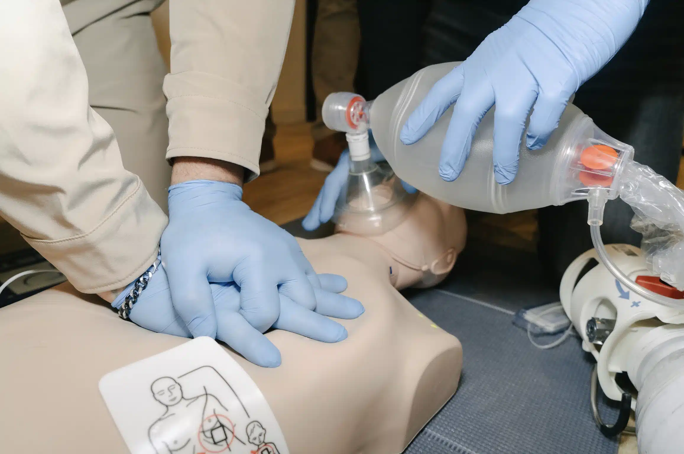 Massage cardiaque lors d'une formation AFGSU avec l'organisme de formation Kadekol