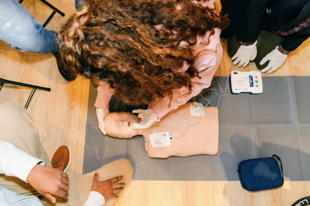 Massage cardiaque lors d'une formation sauveteur secouriste du travail