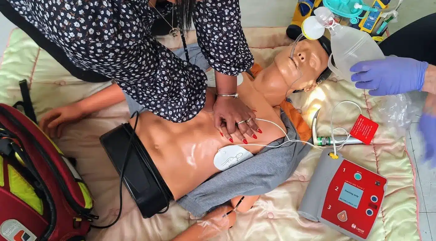 Formation AFGSU : Massage cardiaque sur mannequin adulte intubé