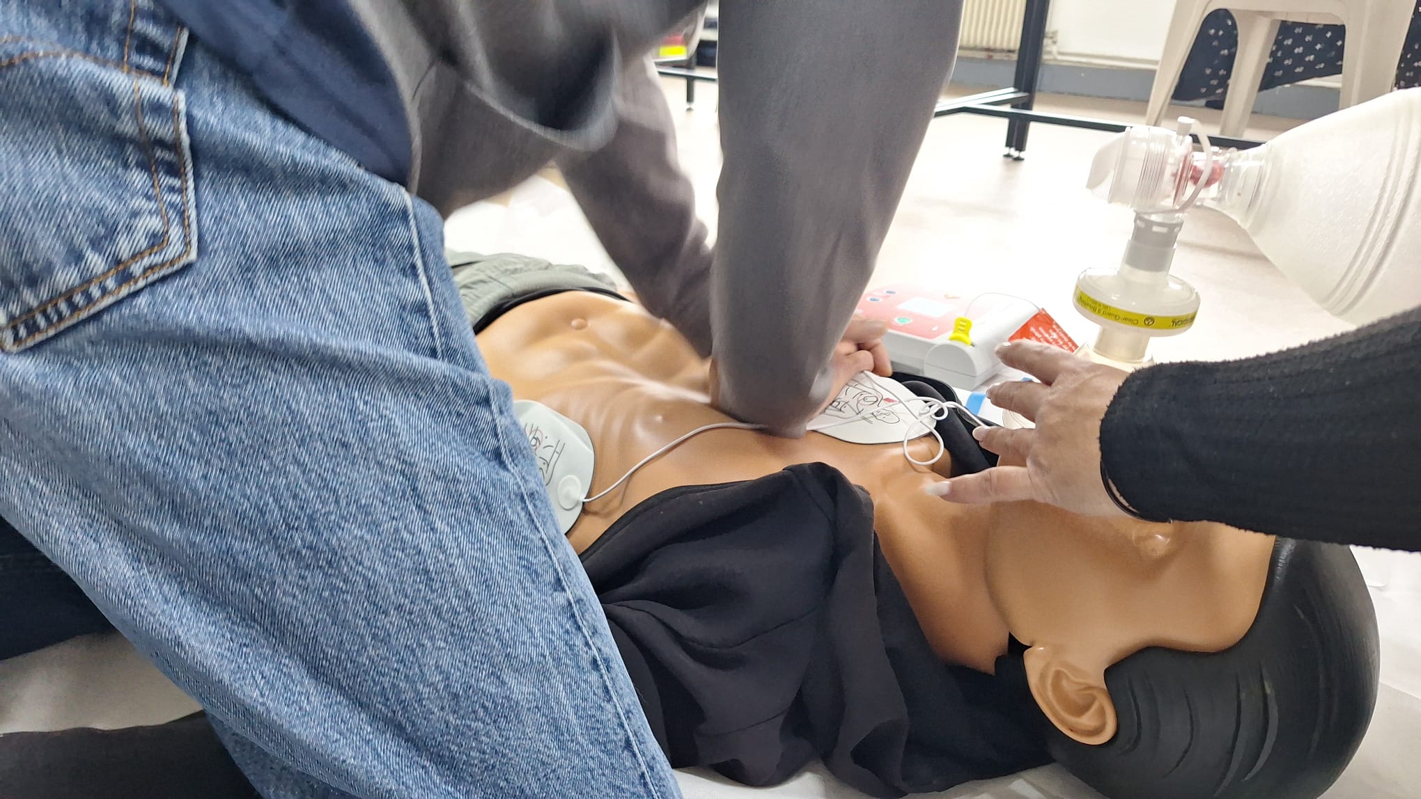 Deux stagiaires pratiquent un massage cardiaque sur un mannequin adulte dans le cadre d’un exercice de formation